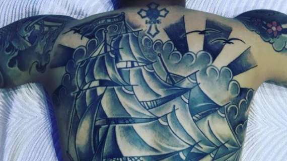 FOTO - Sepe, che tatuaggio sulla schiena: "Finchè la barca va, lasciala andare"