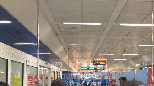 FOTO E VIDEO ESCLUSIVI - Delusione e nervosismo tra i 200 tifosi a Verona: Higuain ha lasciato l'aeroporto da un'uscita secondaria. E' già in viaggio verso Dimaro 