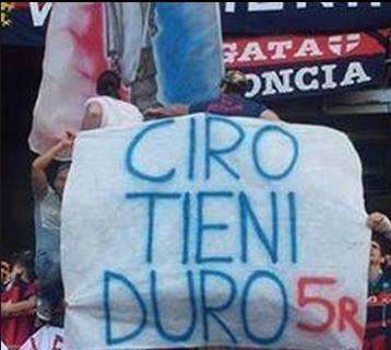 FOTO - Striscione di solidarietà dei tifosi genoani: "Ciro tieni duro!"