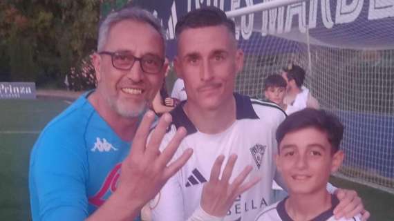 Callejon da Marbella celebra la vittoria del Napoli: mima il '4' dello Scudetto
