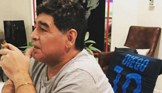 FOTO - Maradona segue il Napoli in Champions, per lui una sedia "personalizzata" a tema partenopeo