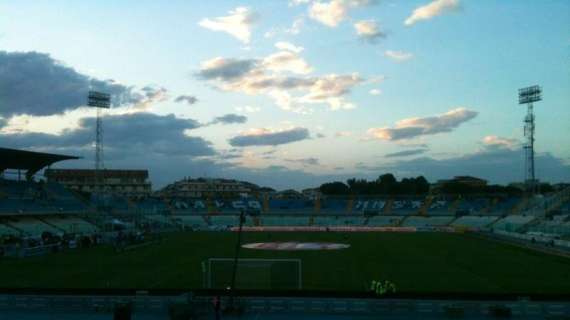 FOTO TN - Pescara-Napoli, tifosi azzurri iniziano a riempire lo stadio Adriatico