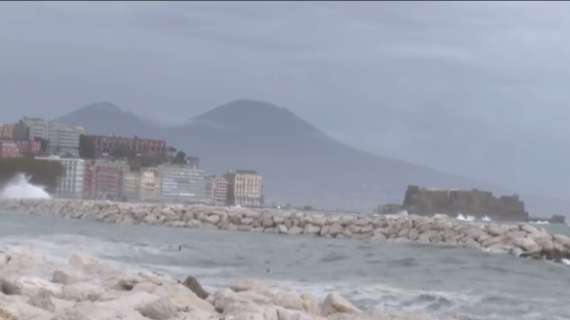 Maltempo a Napoli, mareggiata sul lungomare: interrotti i collegamenti marittimi