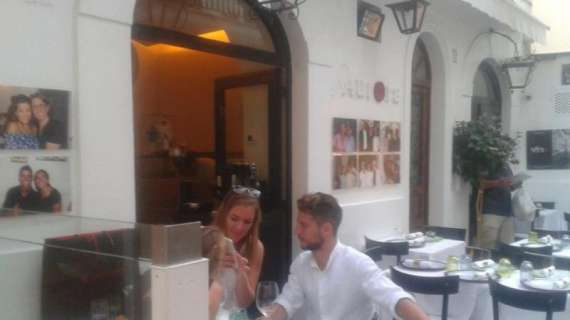 FOTO TN - Giornata caprese per Mertens: l'attaccante belga beccato al ristorante con la moglie
