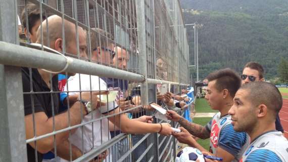 FOTO – Vargas e Gargano firmano autografi ai tifosi presenti a Dimaro