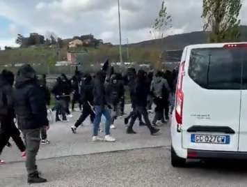 Scontri ultras, 180 identificati e 4 napoletani denunciati: viaggiavano in auto con 3 spranghe di ferro