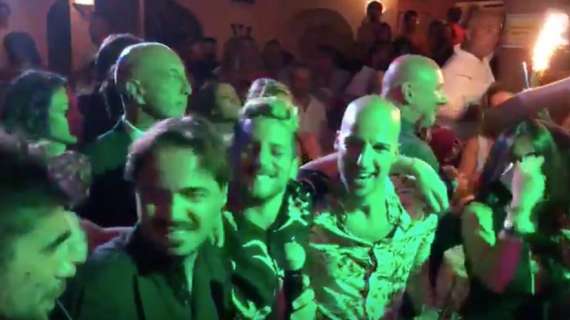 VIDEO - Mertens scatenato a Capri: Dries dà spettacolo al microfono da 'Anema e Core'