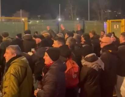 VIDEO - "Vincerete Sanremo", lo sfottò dei milanisti ai napoletani all'esterno di San Siro
