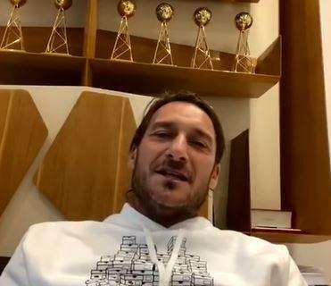 "Mi fa ancora male la gamba", Balotelli scherza con Totti: "Ringrazia che non ti ho preso bene..."
