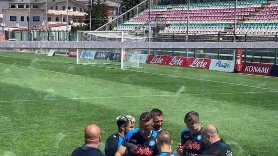 FOTO&VIDEO - Tifosi finalmente accontentati: autografi dei calciatori a fine allenamento