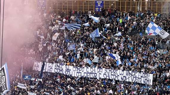 FOTO – Striscione in Curva A: “C’é chi lo vince sul campo e chi da sempre lo vince fuori!”