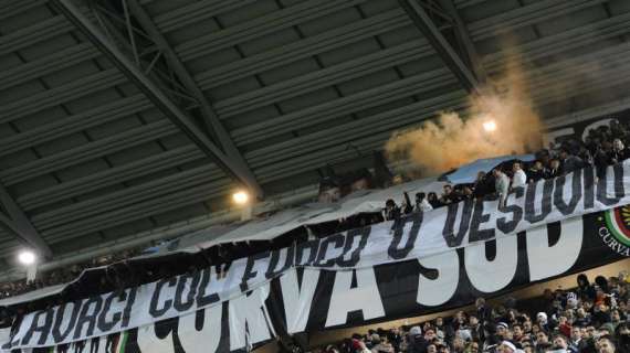 Deficienti sempre puntuali: dopo 6' si canta già "Vesuvio lavali col fuoco" allo Juventus Stadium