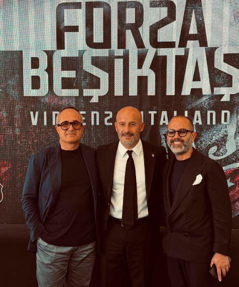 Italiano, sorrisi con gli agenti Caliandro e Nappi dopo firma col Besiktas