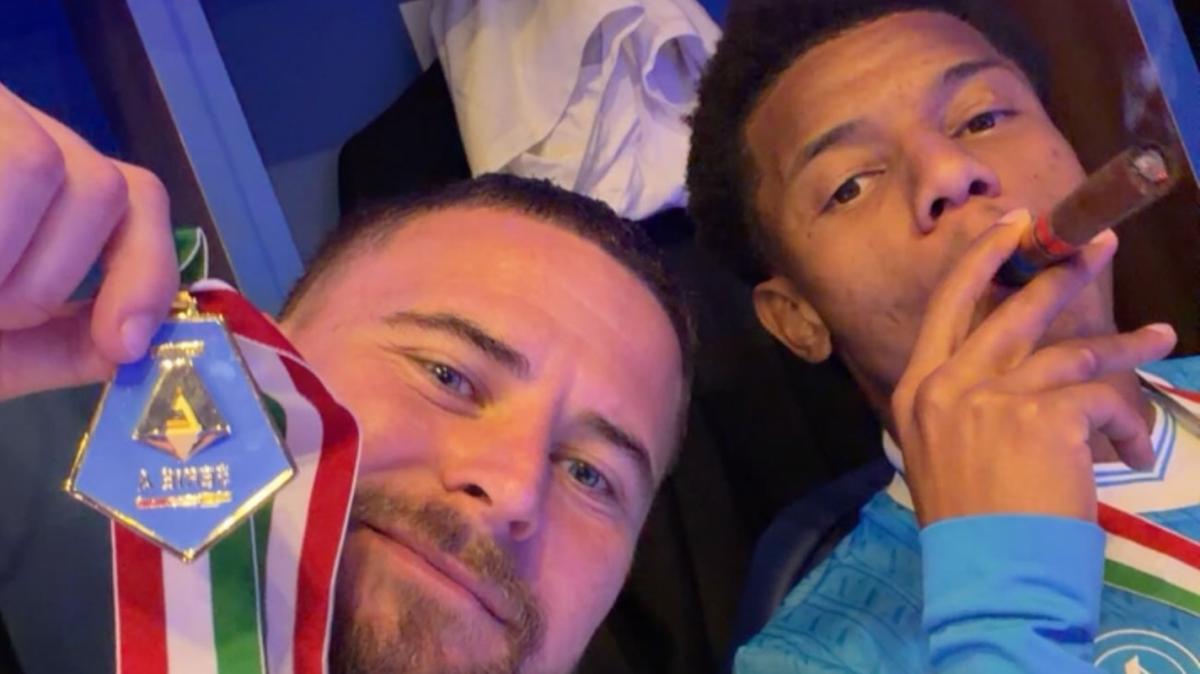 Altre immagini della festa: il selfie di Contini e Neres con il sigaro