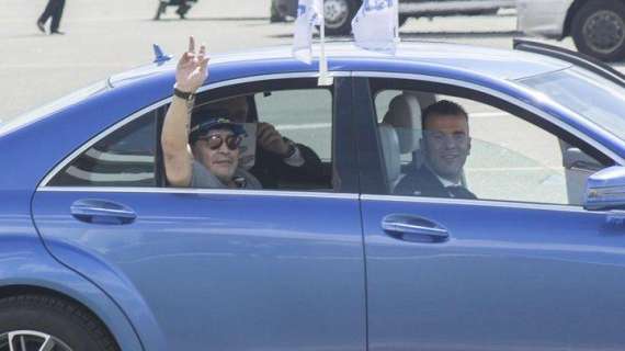 FOTO - Maradona sbarca in Bielorussia e viene accolto come un re: sarà il nuovo presidente della Dinamo Brest