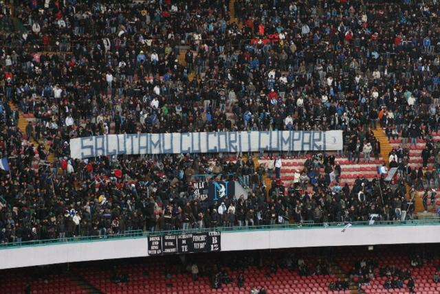 FOTO TN - Striscione al San Paolo, i tifosi omaggiano i palermitani