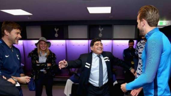 FOTO - L'inglese Kane incontra Maradona: "Che onore, uno dei migliori di tutti i tempi"