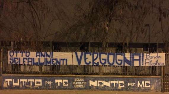 FOTO - Fallimento Basket Napoli, striscione al Palabarbuto: "Otto anni, sei fallimenti: vergogna!"