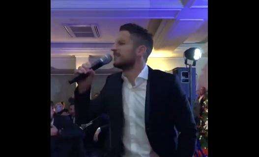 VIDEO - Mertens diventa cantante per la cena di Natale: Dries si esibisce con "Oh Happy Day"