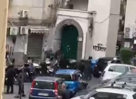 Contatto tra tifoserie in pieno centro: interviene la polizia, le ultime