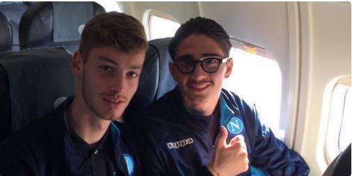 FOTO - Napoli in partenza: i due giovani della Primavera pronti per il primo volo con gli azzurri 