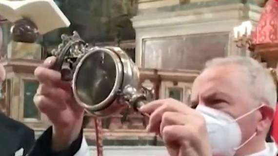 Napoli, non si ripete il miracolo di San Gennaro: "Il sangue è solido"