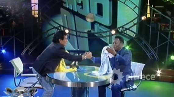VIDEO - Addio a Pelè: nella storia il suo scambio con Maradona ne La Noche del Diez