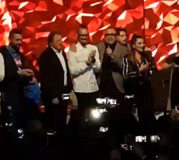 VIDEO - Festa per i 60 anni di De Nicola, Hamsik emozionato intona "'O surdato 'nnammurato', poi parte 'Un giorno all'improvviso' in cinese