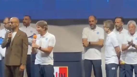 Conte prova a parlare, ma il pubblico va in visibilio e lo travolge di cori