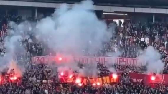 VIDEO - Stella Rossa, gli ultras bruciano lo striscione sottratto ai romanisti: "Scelta amicizia sbagliata”