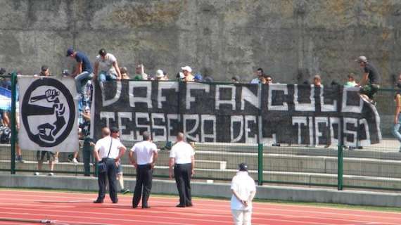 FOTO - Napoli-Grosseto, protesta dei tifosi contro la tessera