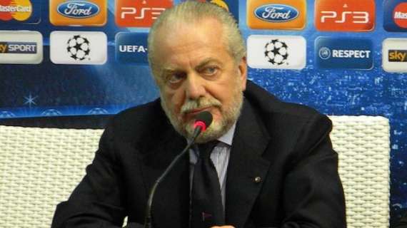 De Laurentiis deluso dopo il match, i tifosi azzurri lo consolano