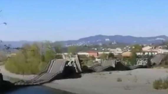 Massa Carrara, crolla ponte sulla SP70: coinvolti due furgoni