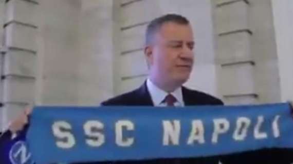 VIDEO - Il sindaco di New York De Blasio: "Mio figlio tifa Juve, ma il mio cuore è col Napoli, vinceremo!"