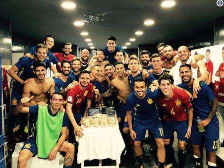 FOTO - Festa spagnola negli spogliatoi, Reina: "Obiettivo raggiunto" 