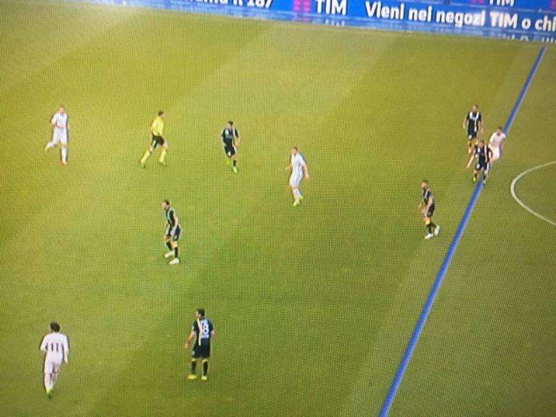 FOTO - A Verona la Roma passa in vantaggio grazie ad un gol irregolare: fuorigioco di El Shaarawy!