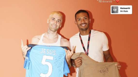 FOTO – Juan Jesus al concerto di Mr. Rain: simpatico scambio di maglia tra i due