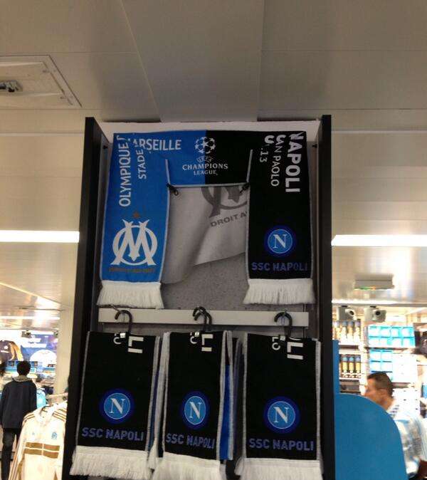 FOTO - Grande affluenza allo store del Marsiglia, spunta la sciarpa commemorativa del match