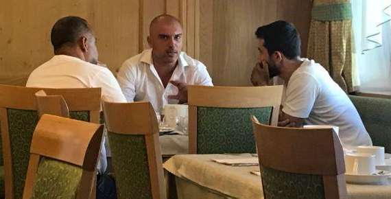 FOTO - Younes a Dimaro con i suoi avvocati: "Resto a Napoli, col club deciderò dove fare riabilitazione"