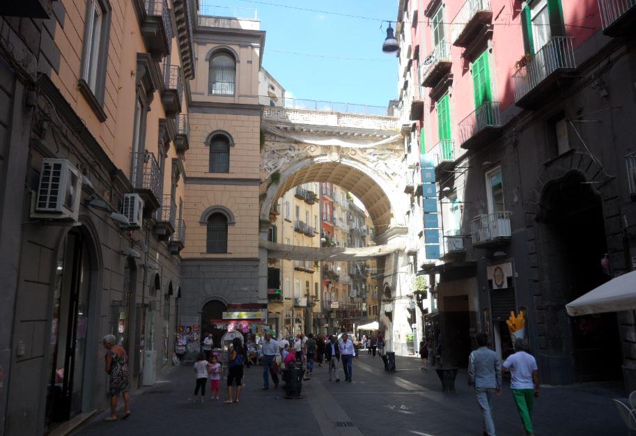 Calciatore accoltellato a Chiaia: 4 dei 5 colpevoli si sono costituiti, sono tutti minorenni