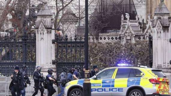 Attentato a Londra, due vittime. Assalitore ucciso da Polizia