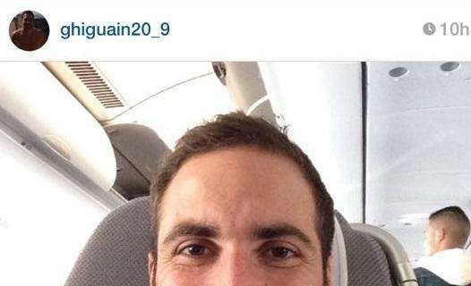 FOTO - Higuain, selfie in aereo: "Ritorno a Napoli dopo il tour con la seleccion"