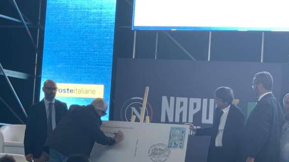 ADL firma la maxi lettera con il francobollo del Napoli: “Via Scudetto numero 3”