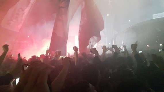 VIDEO TN - Il pullman azzurro attraversa la folla che canta a squarciagola: festa a Capodichino!