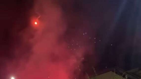 Clamorosa bolgia sotto l'albergo del Cagliari: clacson, petardi e fuochi d'artificio
