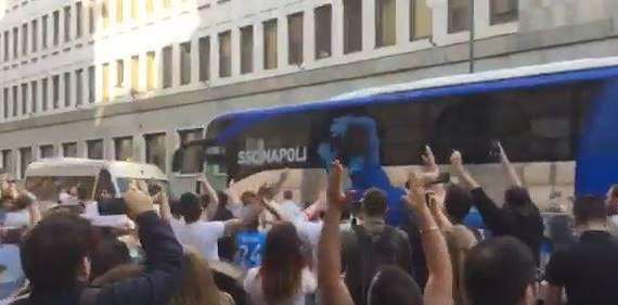 VIDEO TN - Cori, urla e incitamenti: delirio dei tifosi all'esterno dell'hotel, che carica per il Napoli!