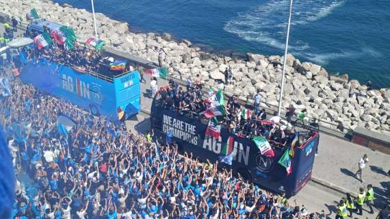 Festa Scudetto, atmosfera da brividi sul lungomare! ADL annuncia (quasi) De Bruyne! Conte scatenato sul bus