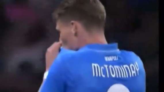 Tutti pazzi per McTominay: un amore immediato, ricambiato dal bacio alla maglia