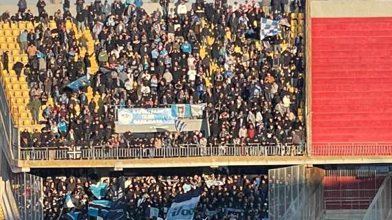FOTO - Curve presenti a Lecce: tantissime bandiere nel settore ospiti