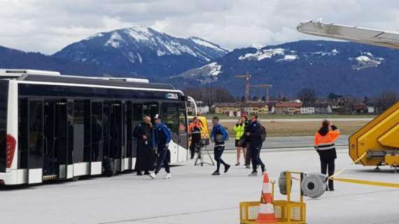 FOTO - Il Napoli è arrivato in Austria: azzurri appena atterrati a Salisburgo 